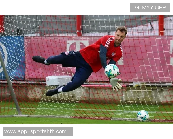 拉基蒂奇与诺伊尔阿萨莫阿合影穆勒赞叹组合实力强大